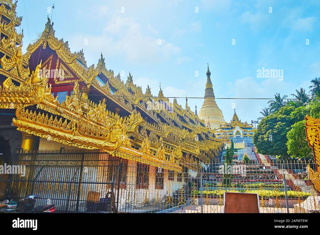 La pendenza della collina di Singuttara è coperto con giardino ornamentale, allungandosi lungo la scalinata est di Shwedagon pagoda Yangon, Myanmar Foto Stock