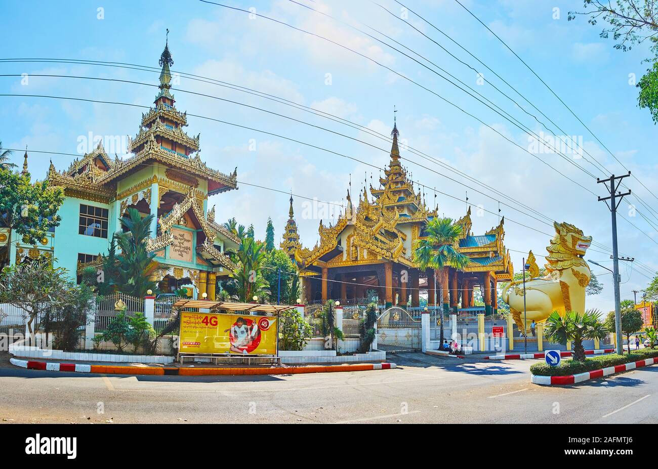 YANGON, MYANMAR - 17 febbraio 2018: a piedi Ar Zar Ni strada sulla collina di Singuttara e guardare il tradizionale stile Burmese edifici ubicati intorno a nord Gat Foto Stock
