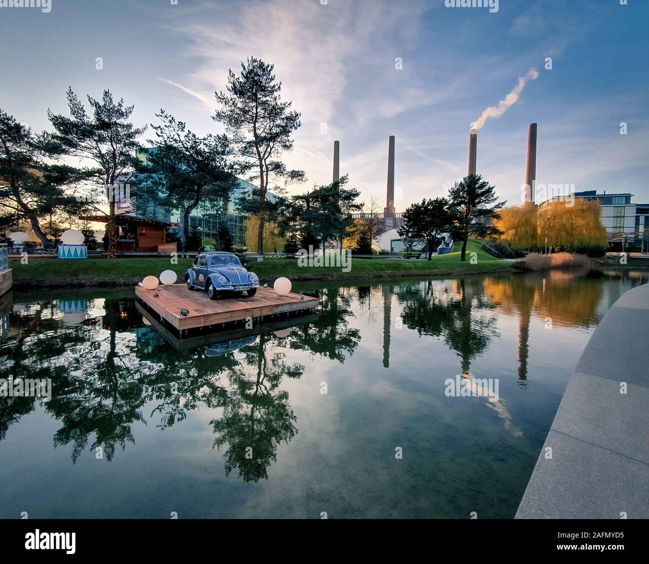 La Volkswagen/VW Automobile Fabbrica di costruzione con i tubi dello stabilimento Volkswagen di l'Autostadt in Wolfsburg Foto Stock