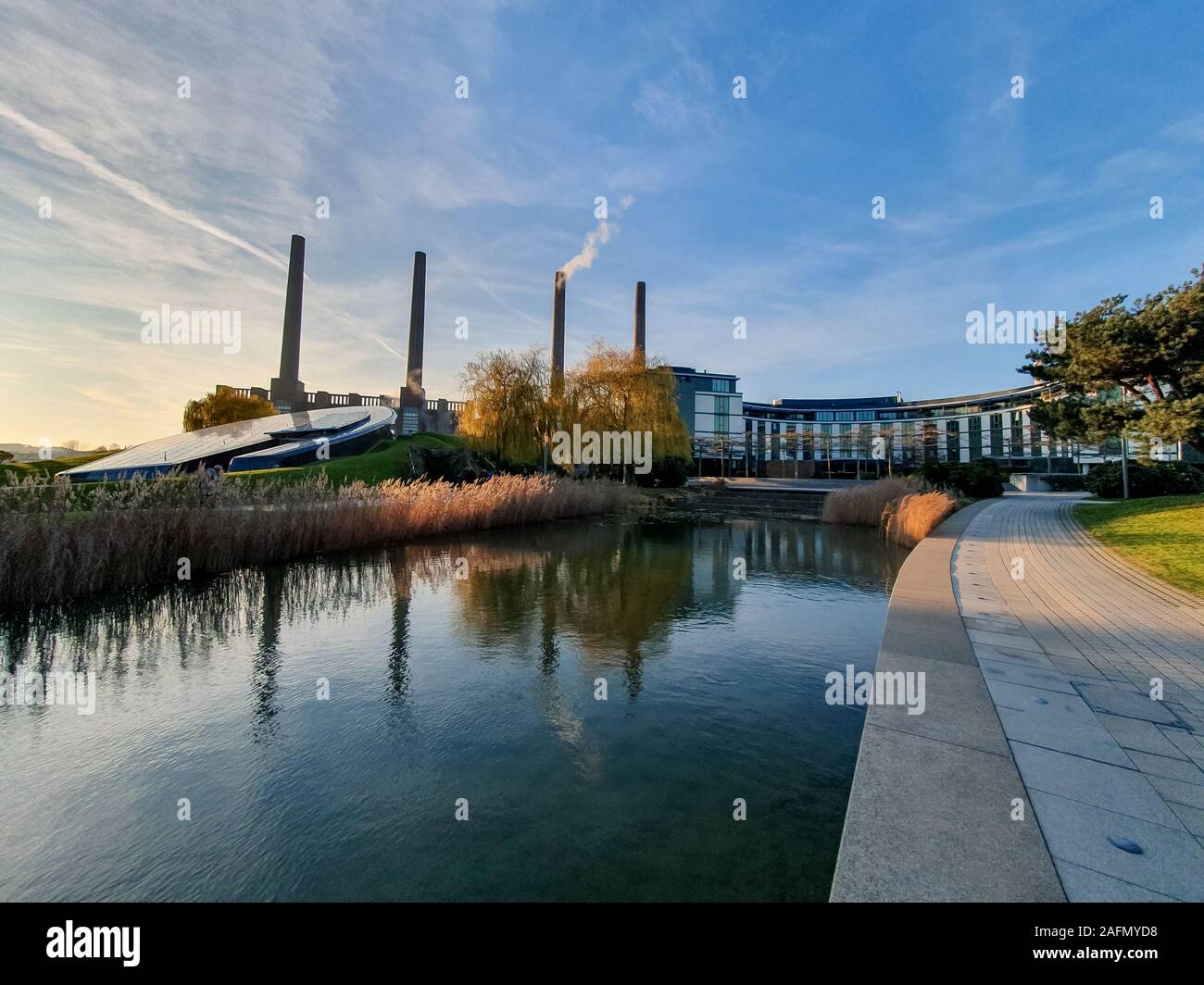 La Volkswagen/VW Automobile Fabbrica di costruzione con i tubi dello stabilimento Volkswagen di l'Autostadt in Wolfsburg Foto Stock