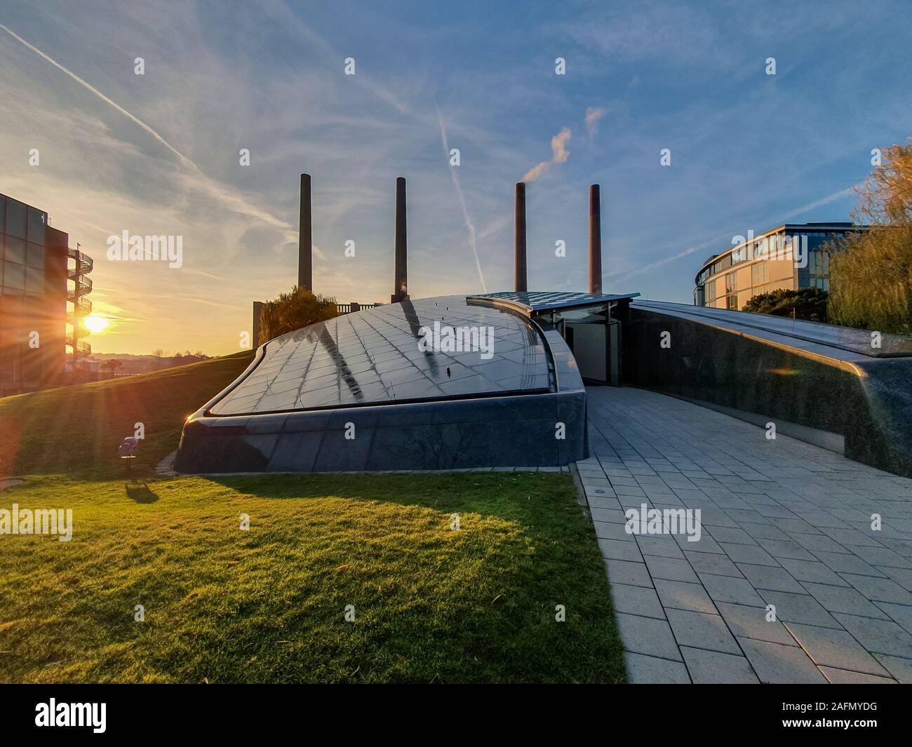 La Volkswagen/VW Automobile Fabbrica di costruzione con i tubi dello stabilimento Volkswagen di l'Autostadt in Wolfsburg Foto Stock