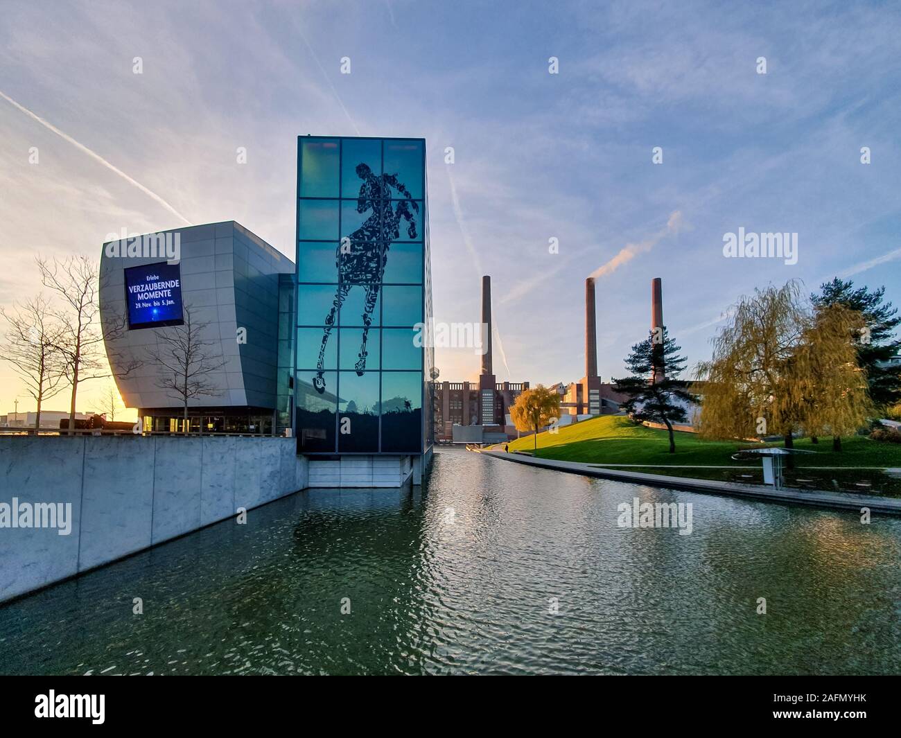 La Volkswagen/VW Automobile Fabbrica di costruzione con i tubi dello stabilimento Volkswagen di l'Autostadt in Wolfsburg Foto Stock