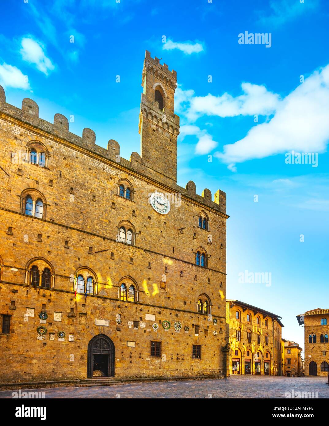 La città di Volterra la piazza centrale, palazzo medievale Palazzo dei Priori landmark, stato di Pisa, Toscana, Italia, Europa Foto Stock