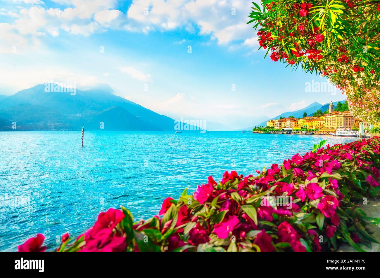 Città di Bellagio e fiori in Como lake district. Italiano tradizionale villaggio sul lago. L'Italia, l'Europa. Foto Stock