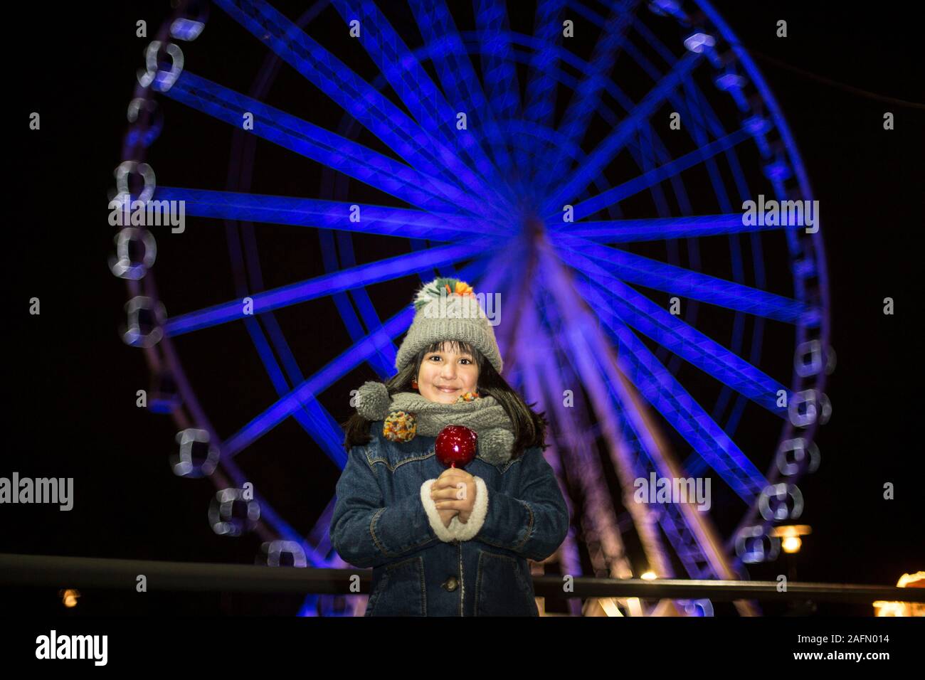 Felice ragazza in inverno con paradise apple al centro di Oberhausen Foto Stock