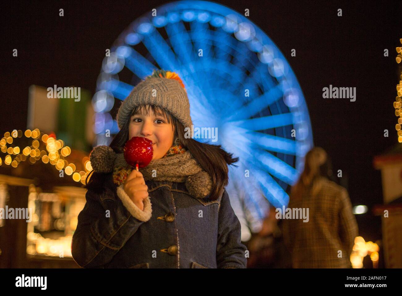 Felice ragazza in inverno con paradise apple al centro di Oberhausen Foto Stock