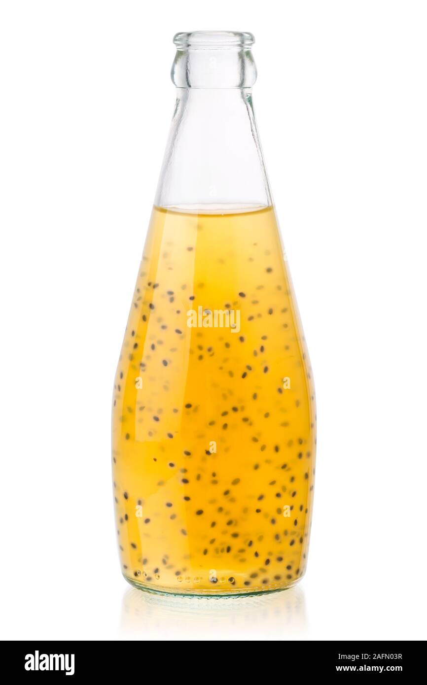Tropical i semi del basilico bevanda in una bottiglia isolato Foto Stock