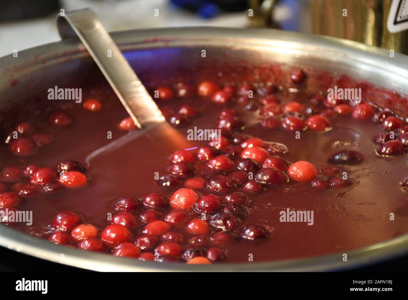 A caldo marmellata di mirtilli drink in una pentola grande in un mercato di Natale Foto Stock