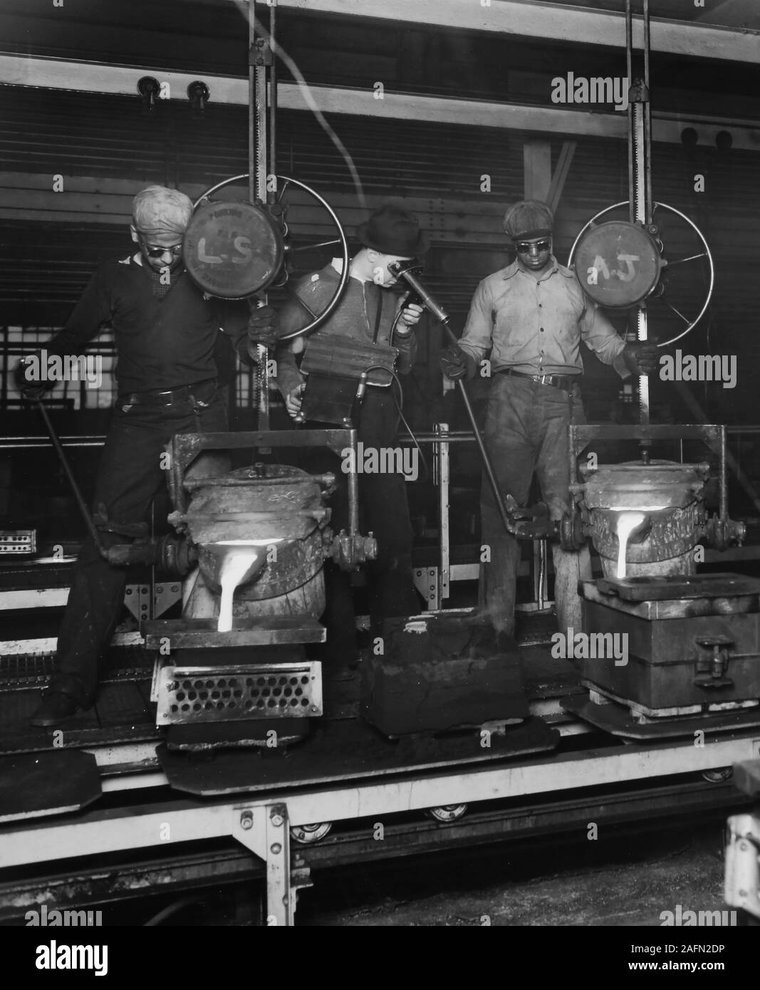 I lavoratori sono mostrati sul ALLIS CHALMERS fabbrica a Milwaukee nel Wisconsin, ca. 1930. Foto Stock