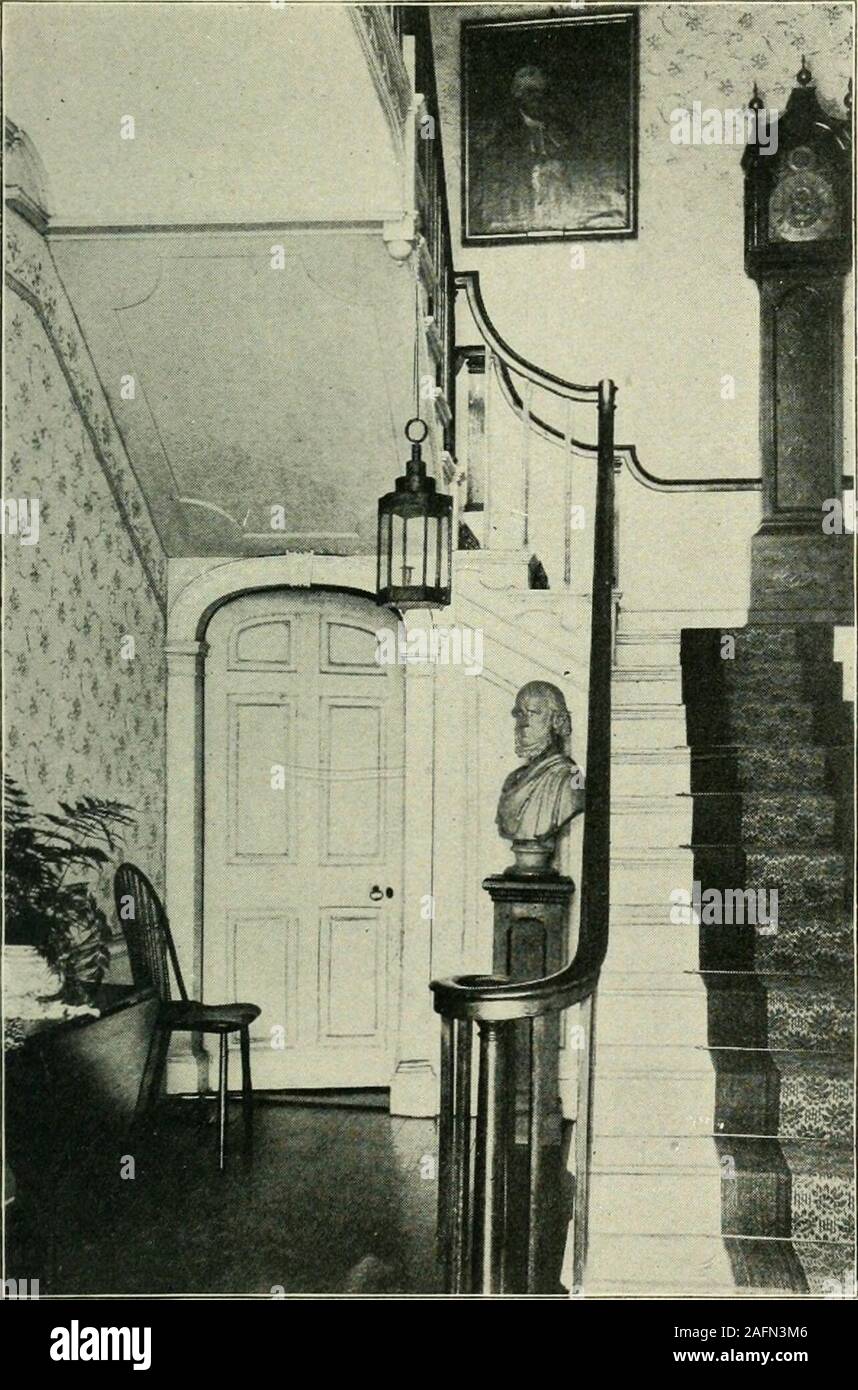 . La romantica atmosfera della vecchia New England chiese. dal cancelletto (incui caso lei sarebbe stata una dearbargain), non aveva la minima idea. E ora, detto onesto John Hull finoal servi, portare quella casella di qua. 105 OLD XEW EXGLAXD chiese la casella a cui il mintmasterpointed era un enorme piazza ferro-boundoaken torace; . . I servi tuggedwith potrebbe e principale, ma non poteva liftthis enorme ricettacolo, e w^ere finallyobliged a trascinarlo lungo tutto il pavimento. Cap-tain Hull ha poi preso una chiave dal suo corpino,sbloccato il petto e sollevato il suo meditare-unità organizzative coperchio. Ecco ! Era al completo per il brillante brimof pine-t Foto Stock