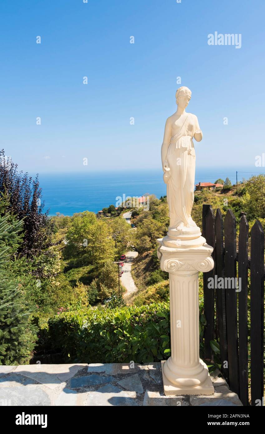Palaios Panteleimonas in Grecia - Olympic Costa . Vista sul Mare Egeo con la scultura antica. Foto Stock