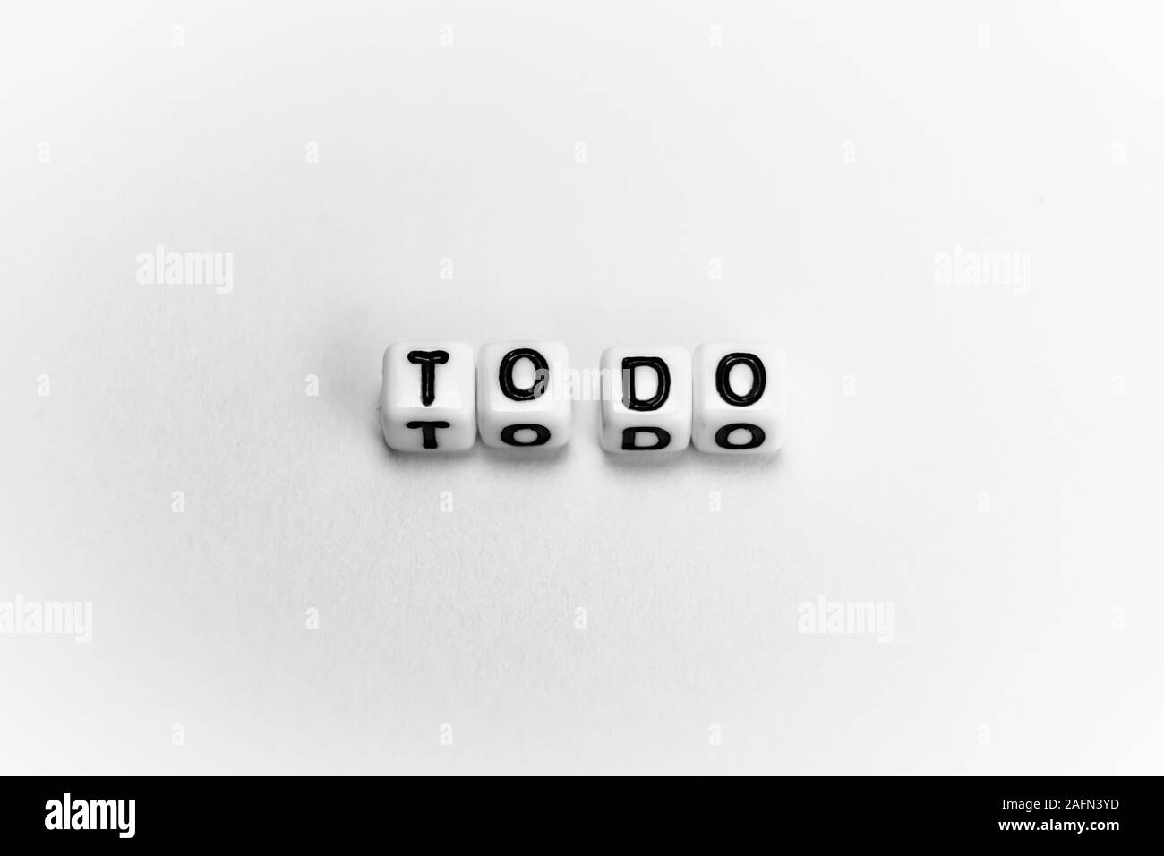 Cubi di bianco con word da fare su carta bianca di sfondo e ombre scure Foto Stock