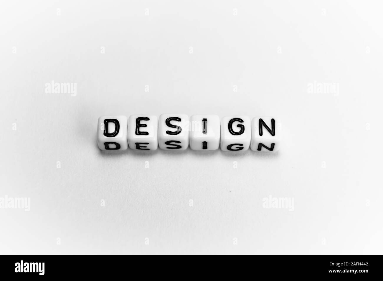 Cubi di bianco con word design su carta bianca di sfondo e ombre scure Foto Stock