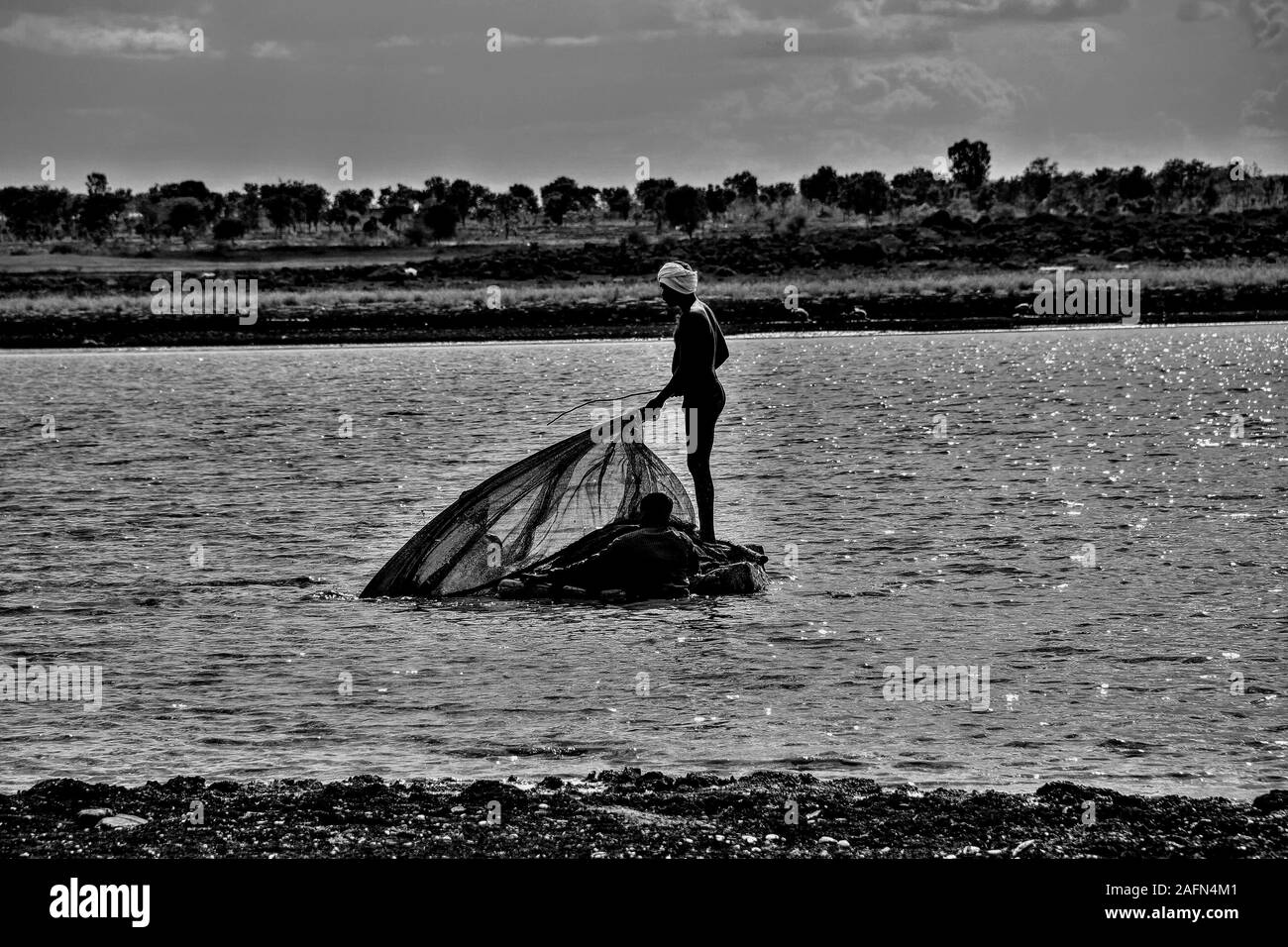 I pescatori a lavoro, Fiume Manjeera Hyderabad Telangana India circa 2019 Foto Stock
