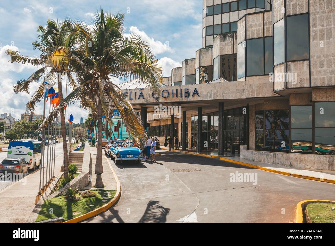 L'Avana, Cuba - Ottobre 18, 2019: alcuni turisti di fronte al Melia Cohiba hotel in Havana. Foto Stock