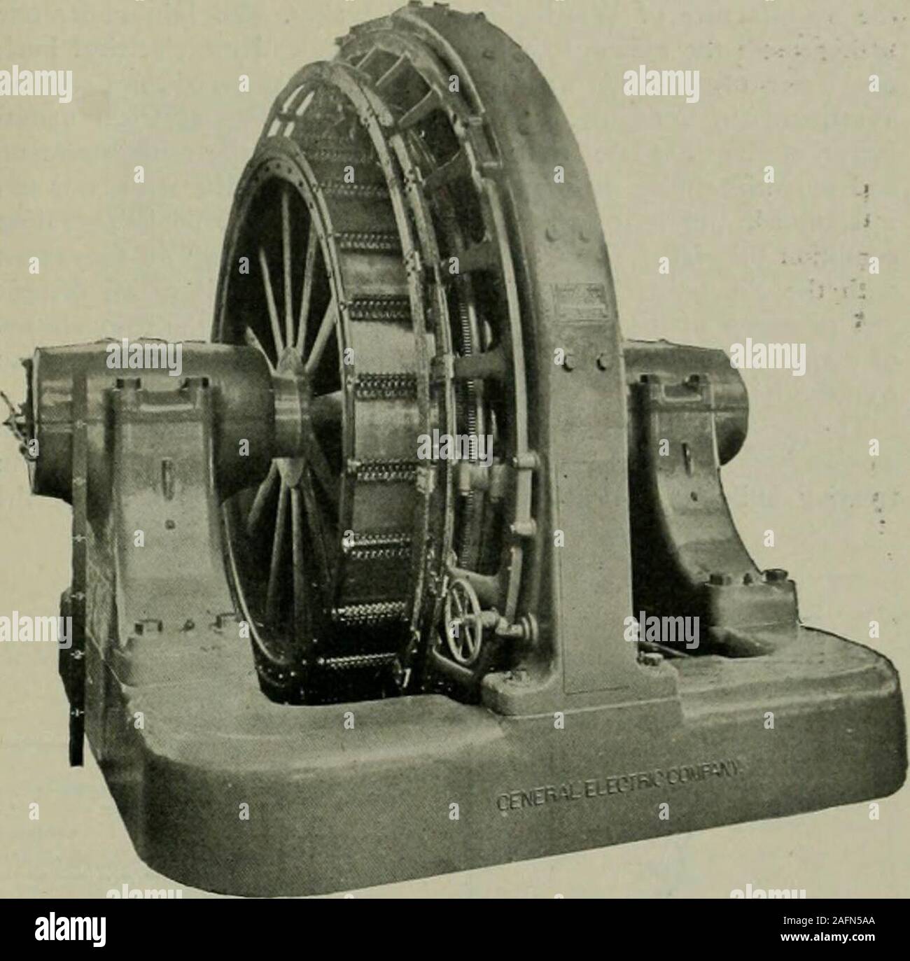 . Mondo elettrico. s sei-fase, HA26 poli e funziona a una velocità di 115 r.p.m. La sua normale piena loadis 7.400 Amp. a qualsiasi tensione compresa tra 240 e 300. La sua armatura isnearly 13 ft. di diametro, il suo collettore 11 ft., e il suo collettore ringsare 6 ft. Incluso l'albero, le parti rotanti pesare approxi-valgono 35 tonnellate, e la macchina completa, con base e due bear-rali, 93 tonnellate. Le dimensioni globali sono come segue: Altezza abovefloor linea. 14 ft.: larghezza, 17 ft; lunghezza complessiva. È/^ ft. Questi convertitori sono garantiti per un funzionamento continuo a 7,400amp. e 270 volt senza riscaldamento più Foto Stock