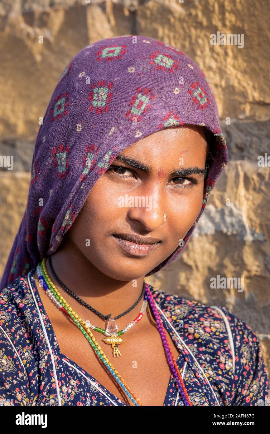 Ritratto di una giovane donna, il Deserto di Thar, Rajasthan, India Foto Stock