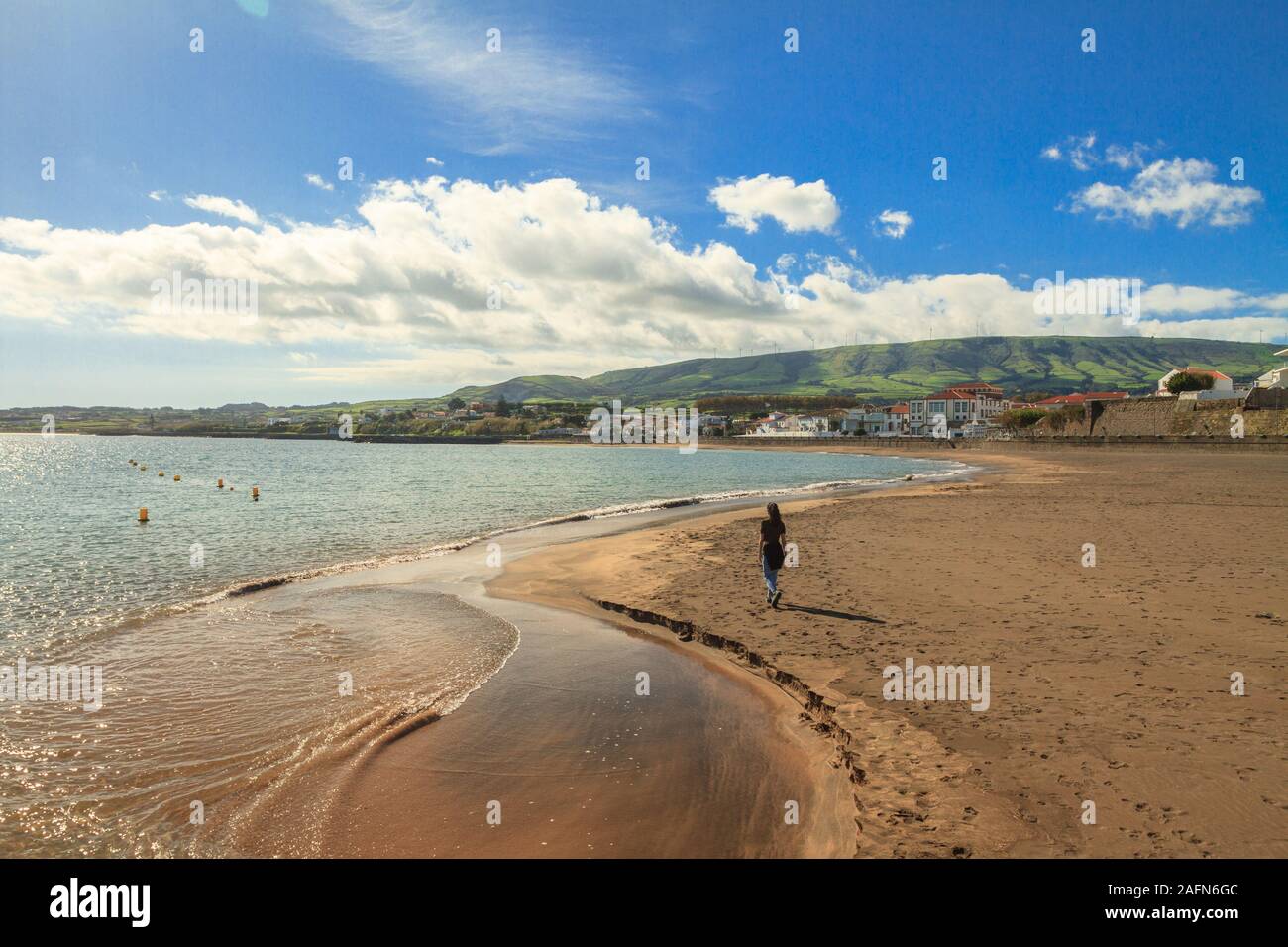 Le donne di Yong camminano e godendo la vista alla spiaggia di Praia Grande/ Praia da Vitória/ Victoria Beach all'isola di Terceira (Ilha Terceira), Azzorre, Portogallo. Foto Stock