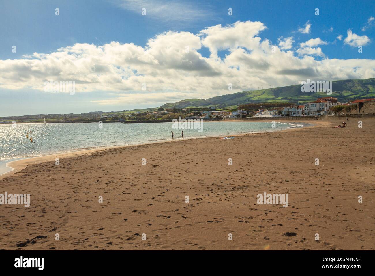 Le donne di Yong camminano e godendo la vista alla spiaggia di Praia Grande/ Praia da Vitória/ Victoria Beach all'isola di Terceira (Ilha Terceira), Azzorre, Portogallo. Foto Stock