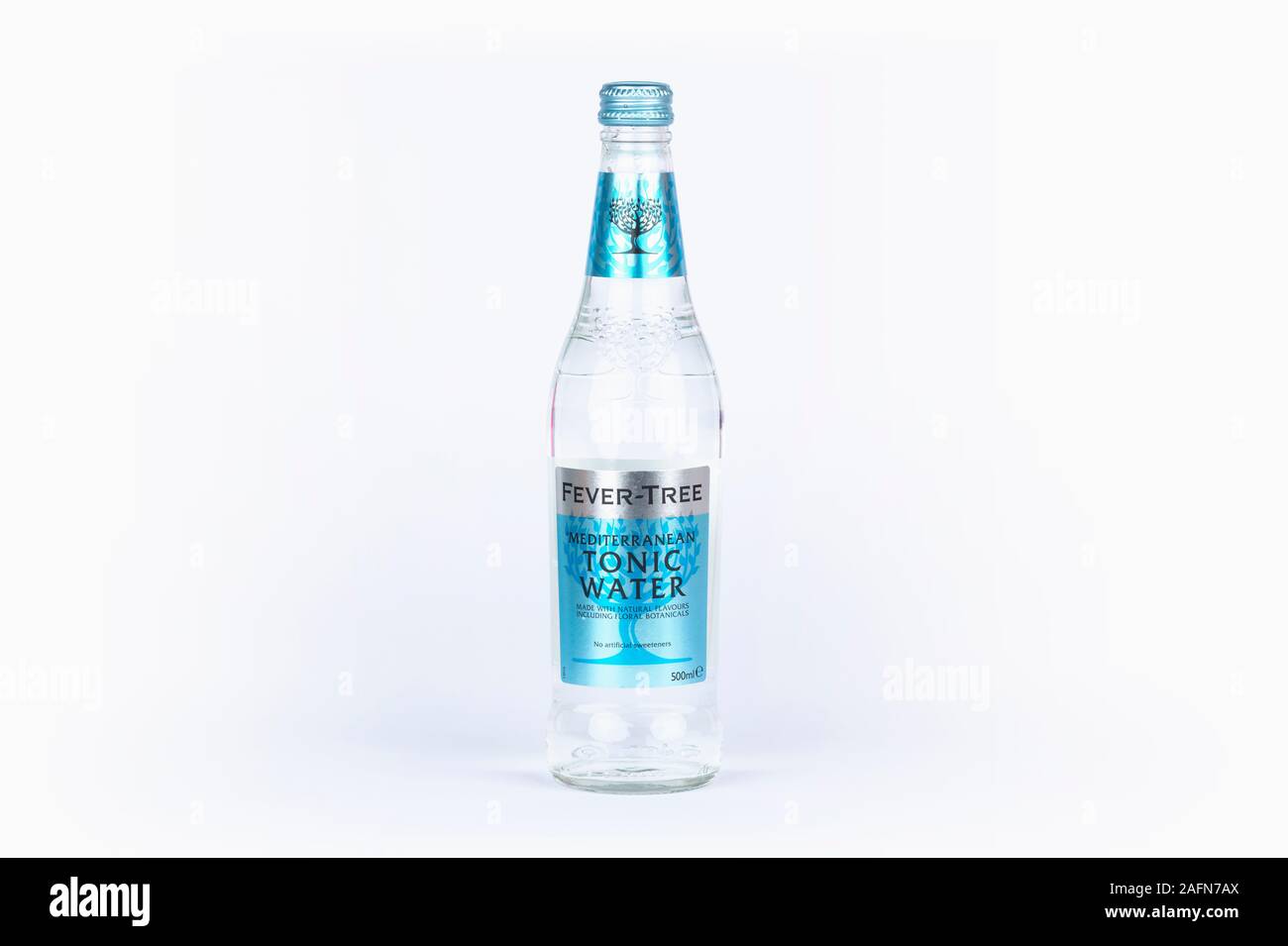 Una bottiglia di Fever-Tree acqua tonica shot su uno sfondo bianco. Foto Stock