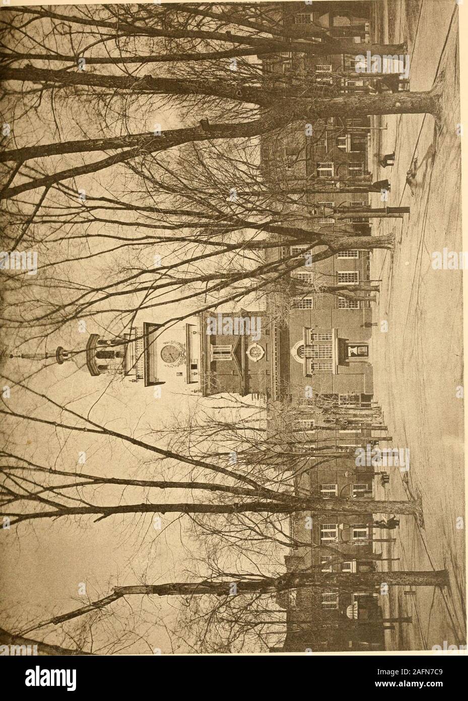 . Un account storico della vecchia casa dello Stato della Pennsylvania, ora noto come la sala dell'indipendenza. unately le obiezioni, così realizzato, ha prevalso. Un altro piano wasobtained dal sig. Strickland e adottato. In questo i due mattoni storiesof sono stati eliminati e la guglia ripristinato molto quasi allasua originale. Aperture, tuttavia, per le quattro facce del clock weremade, e quindi praticamente le opinioni di entrambi i lati sono stati raggiunti. Il completamento del nuovo campanile è stato celebrato su 4 Luglio, 1828, e un grande sollevamento frolic è stato dato, nella sala lunga di lostato House, agli operai, un Foto Stock