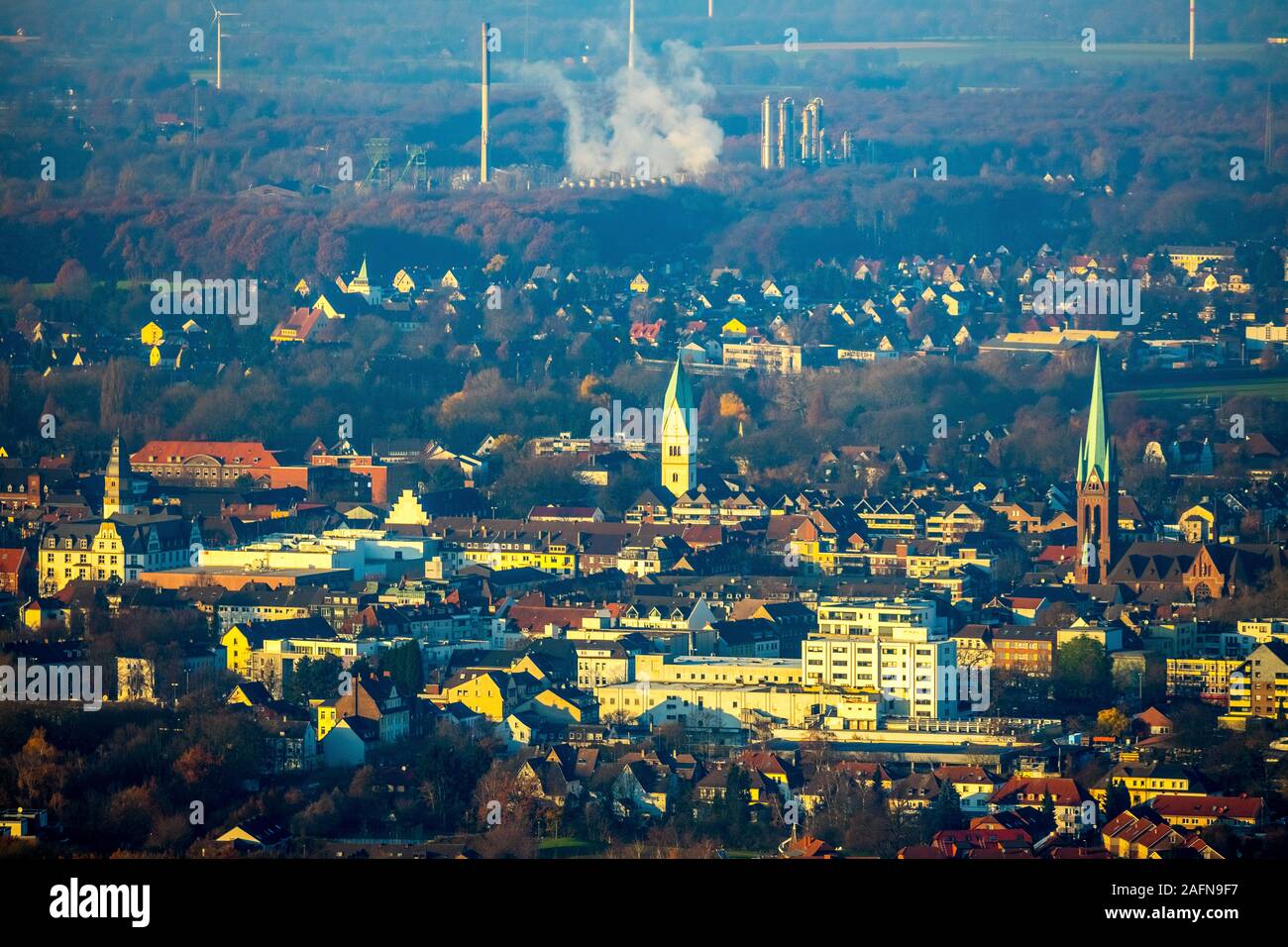 Foto aerea, vista aerea, Centro citta', la chiesa prepositura di San Lamberti chiesa, la Chiesa di Cristo, il municipio con la torre, vista nord a Uniper power station, G Foto Stock