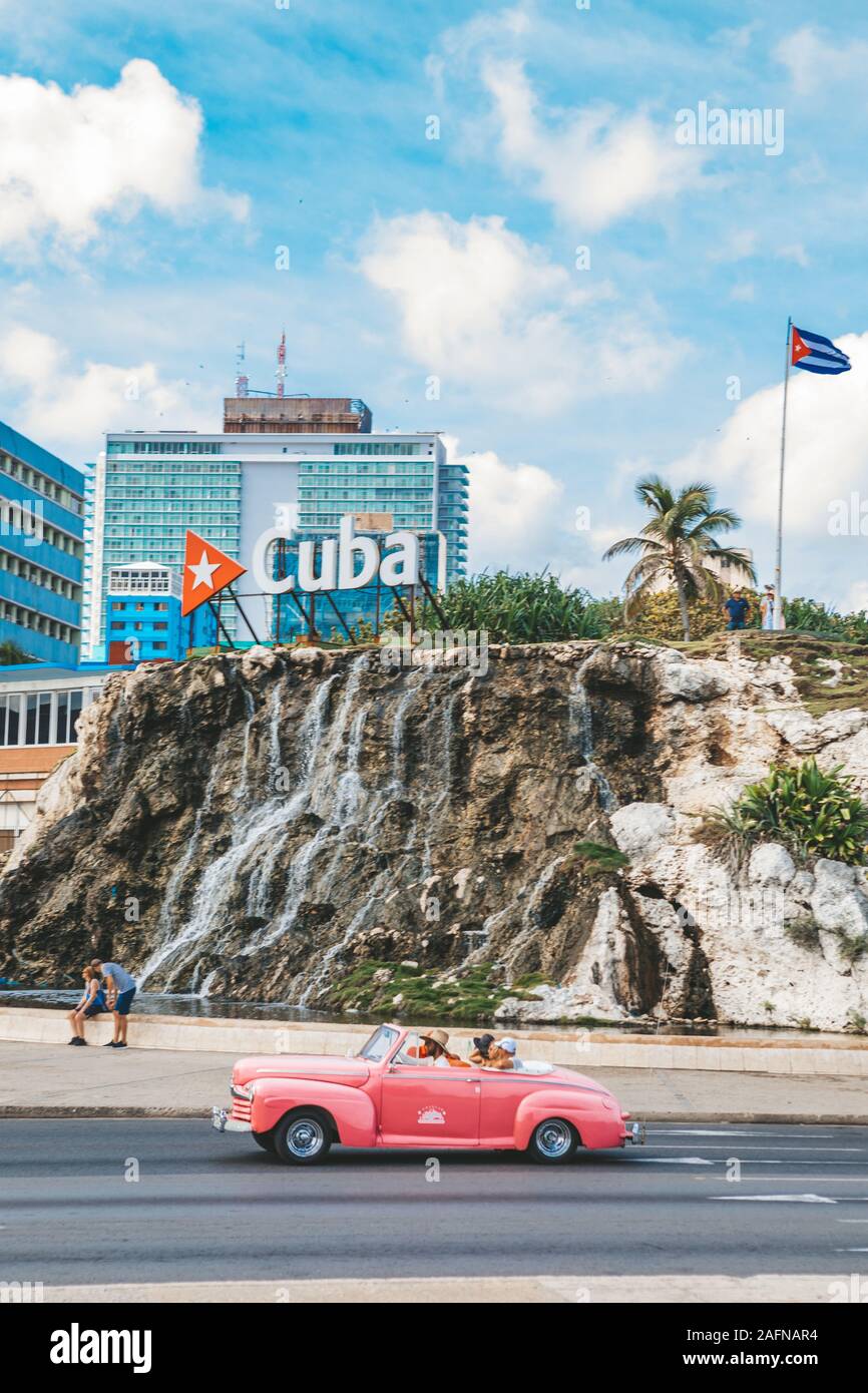 L'Avana, Cuba - Ottobre 18, 2019: Turismo Cubano simboli e una piccola cascata al Malecon a l'Avana Foto Stock