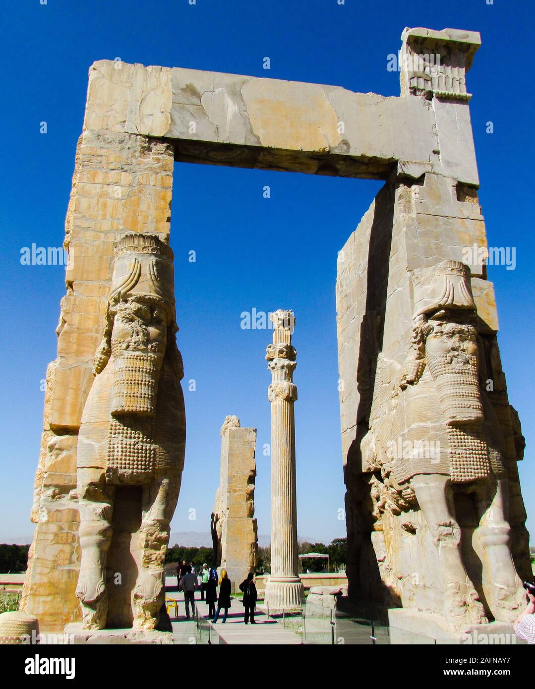 Scatto verticale delle restanti statue e la porta di Persepolis, Shiraz, Iran Foto Stock