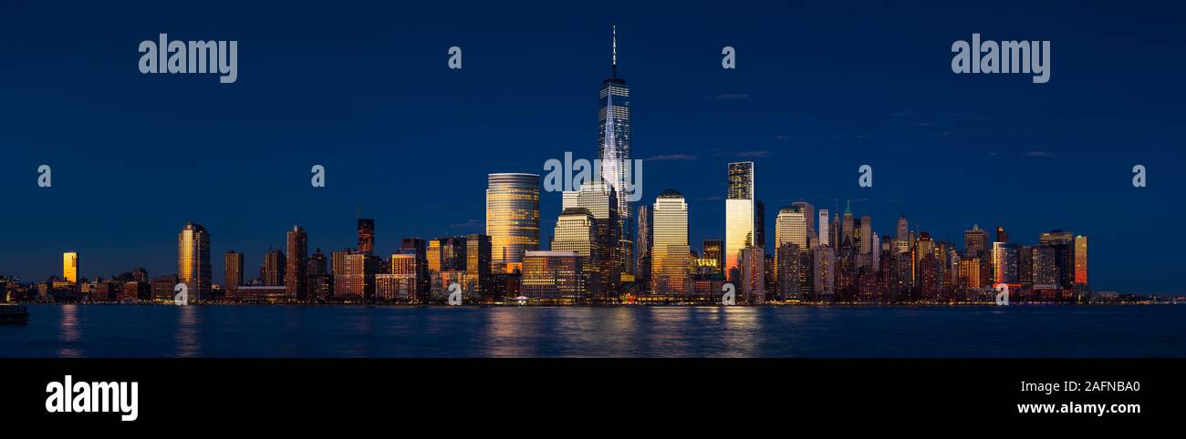 La parte inferiore di Manhattan tramonto panoramico riflettendo sui grattacieli. World Trade Center, Battery Park di New York City, Stati Uniti d'America Foto Stock