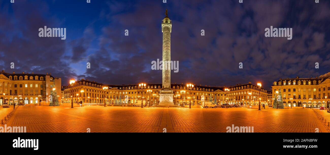 Vista panoramica di Place Vendome con vacanze di Natale decorazioni al crepuscolo. Al centro la statua di Napoleone sulla sommità della colonna Vendome. Parigi Foto Stock