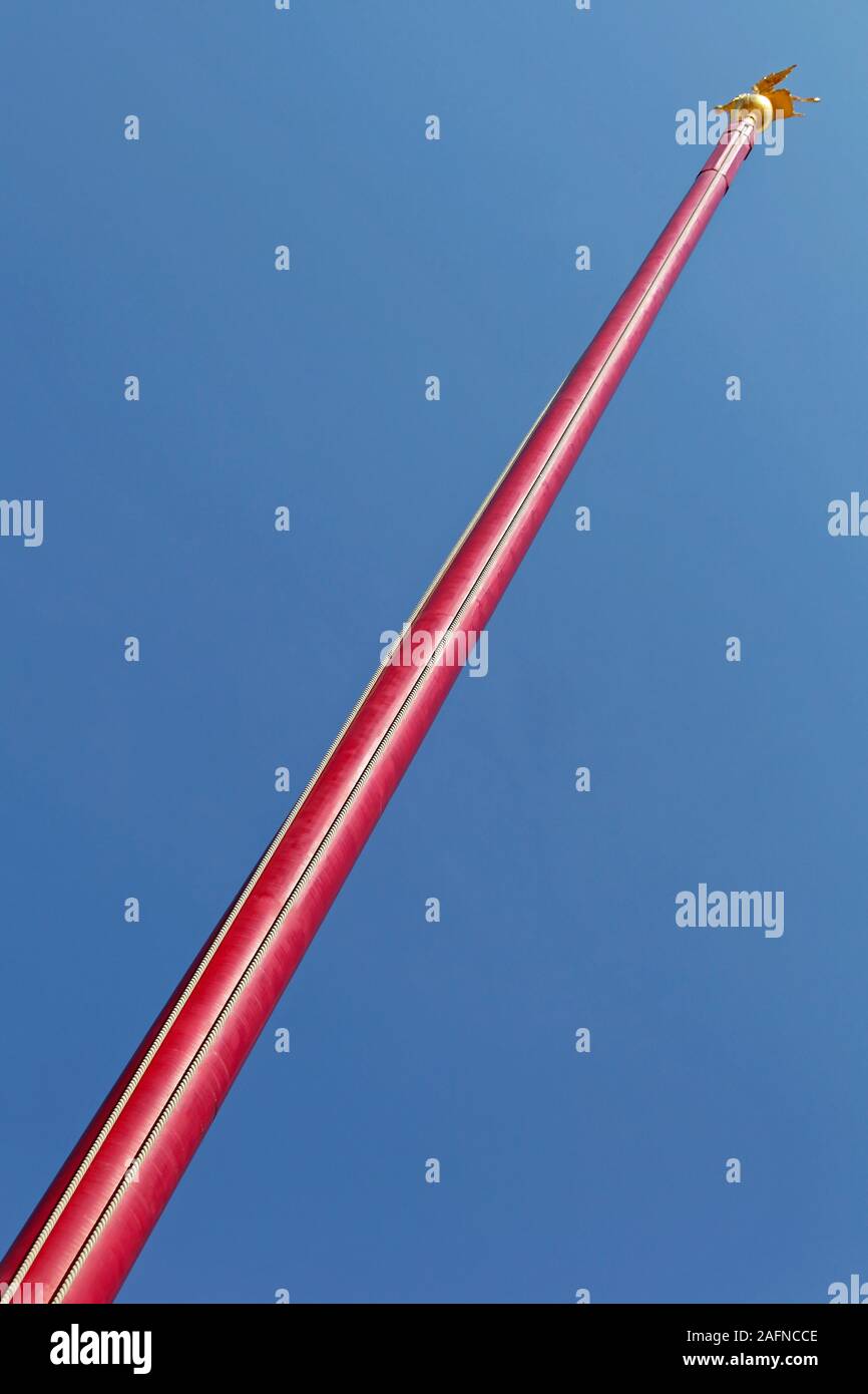 Molto alta in legno rosso Polo Bandiera Foto Stock