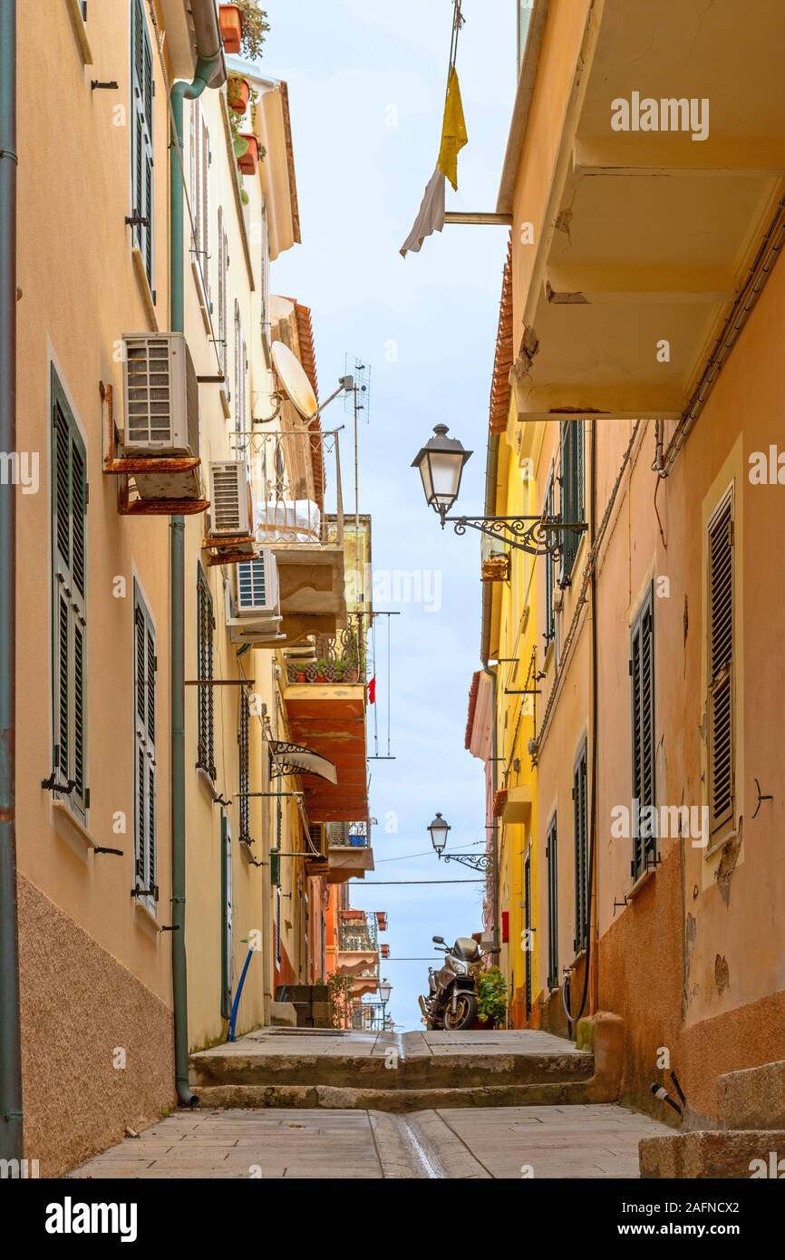 Vicolo con colorata architettura mediterranea nella città di la Maddalena, isola di la Maddalena, Sardegna, provincia di Sassari, Italia. Foto Stock