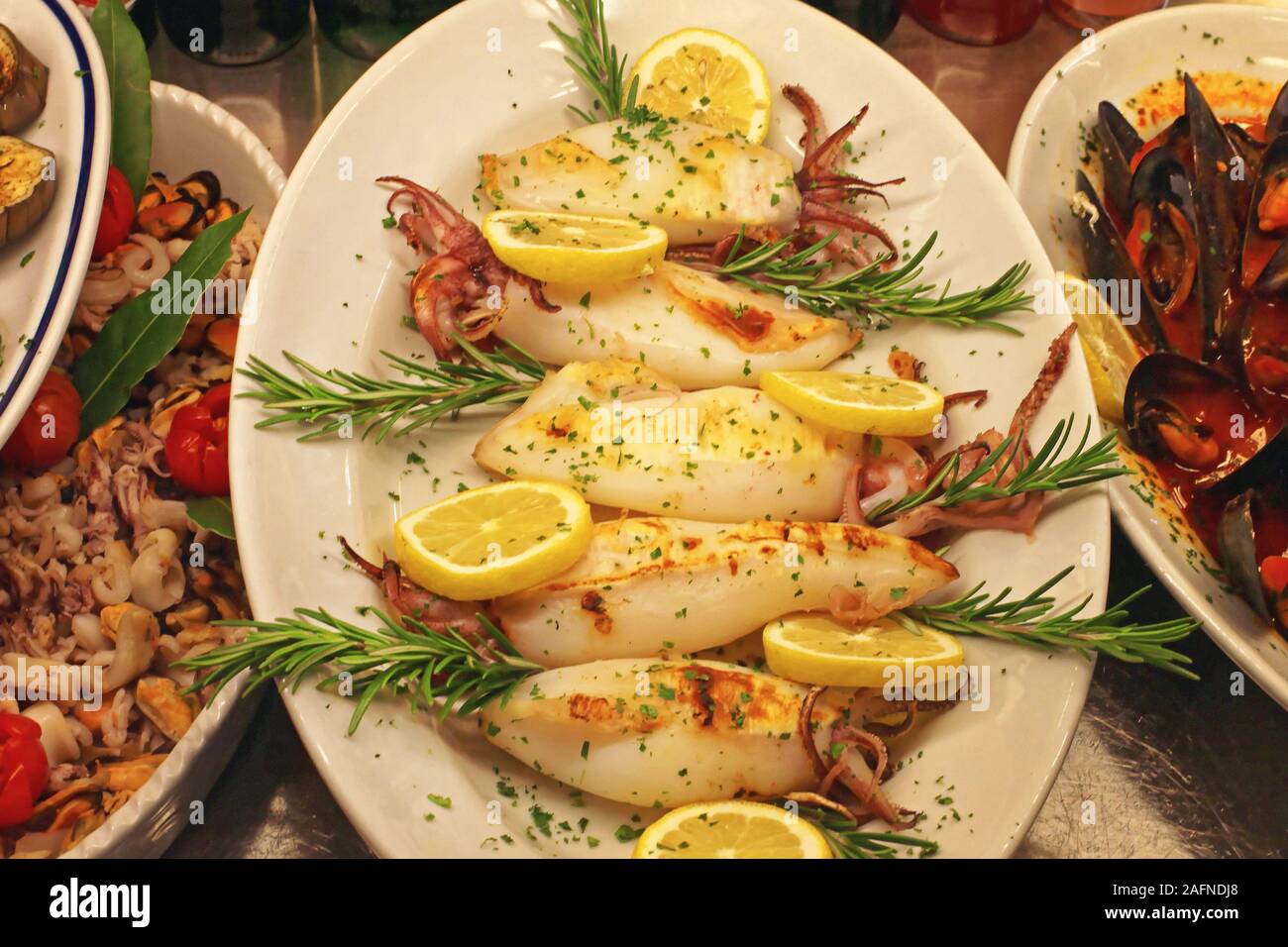 Calamari alla griglia con rosmarino Sea Food Foto Stock