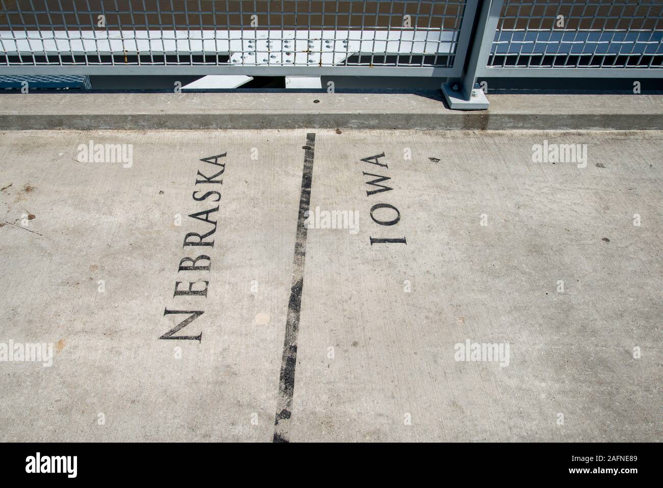 Bob Kerrey ponte pedonale traversata dal Nebraska a Iowa. Mostra la separazione di confine tra i due stati. È la prima dedicata pedestri Foto Stock