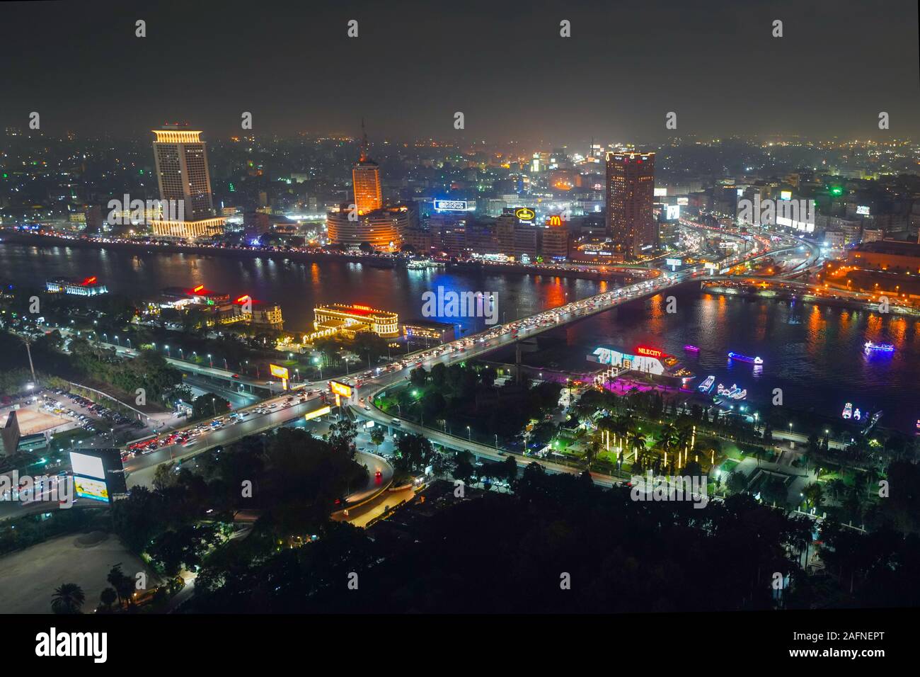 Vista notturna di Cairo e il fiume Nilo dalla Torre de Il Cairo Foto Stock