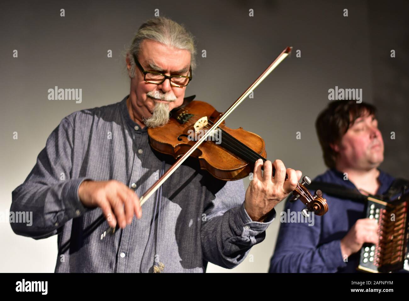 FROME, SOMERSET, Regno Unito - Dic 12, 2019: Peter Knight e John Spiers in prestazioni a Rook Lane Cappella, Frome, Somerset, Inghilterra. 12 Dicembre Foto Stock