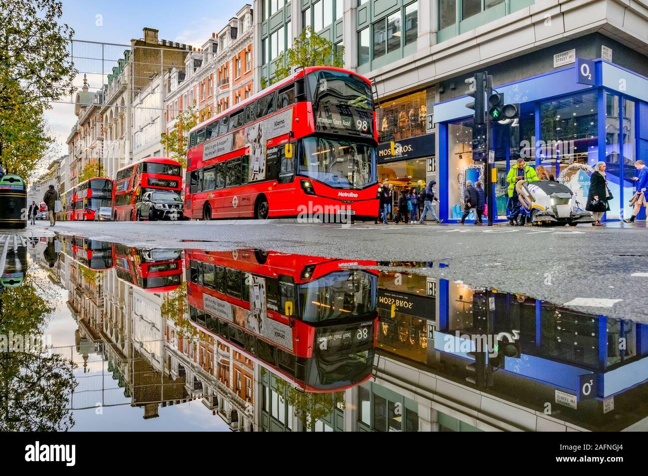 Londra autobus, Puddle Reflection, Londra, Inghilterra Foto Stock