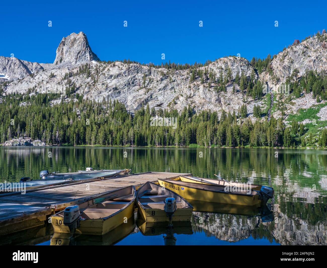 Imbarcazioni al dock, Lake George, Mammoth Lakes, California. Foto Stock