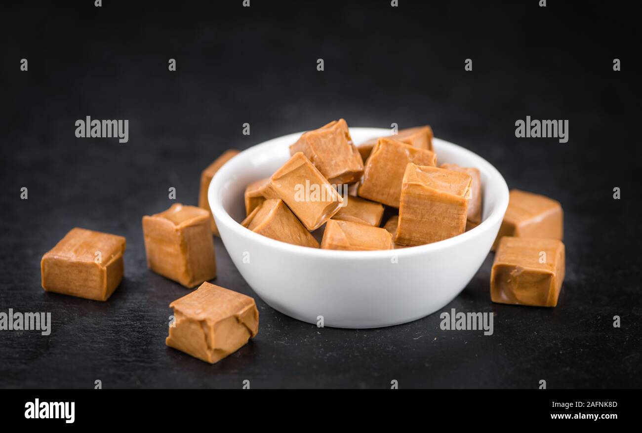 Porzione di caramella come dettagliato immagine ravvicinata su una lastra di ardesia (messa a fuoco selettiva) Foto Stock