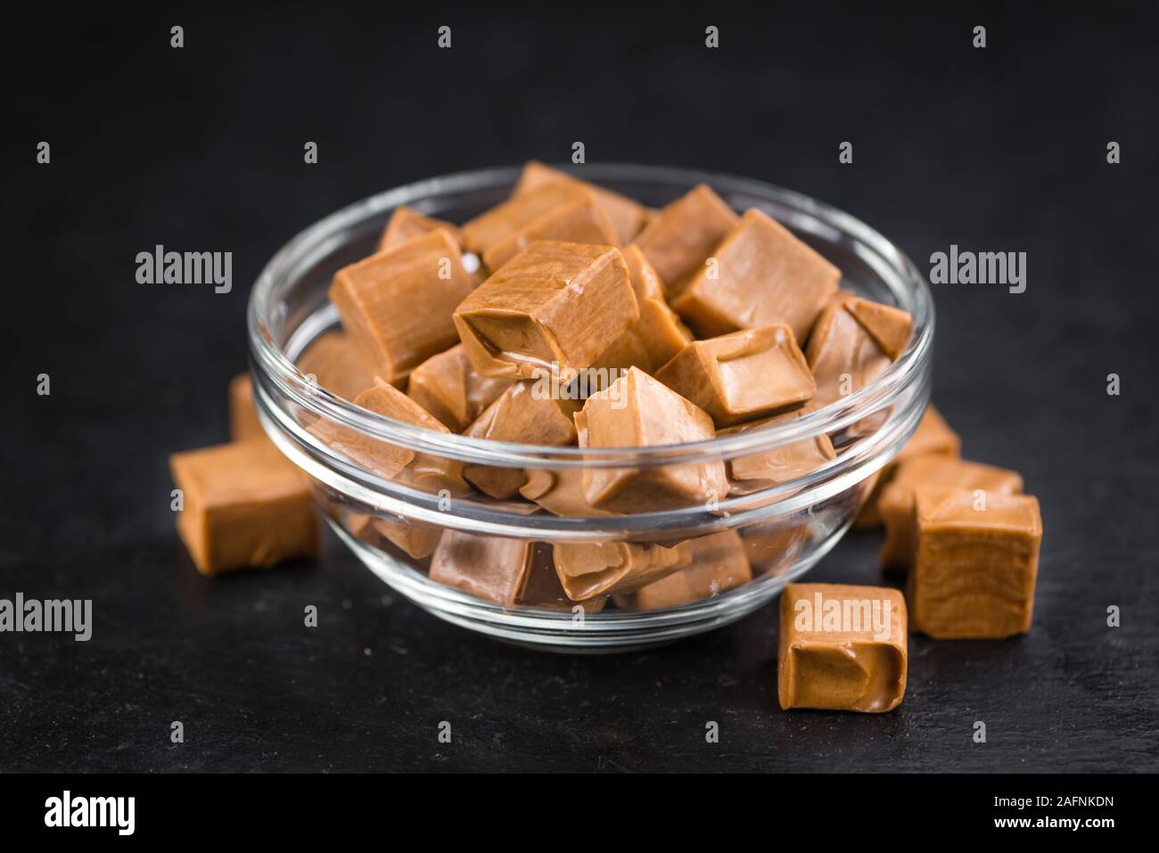 Caramella su un vintage lastra di ardesia (close-up shot; messa a fuoco selettiva) Foto Stock