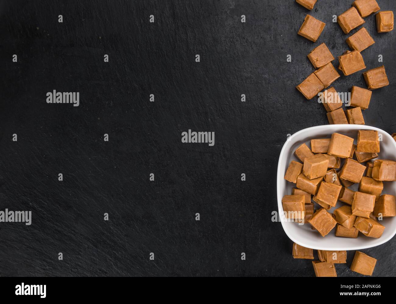 Caramella su un vintage lastra di ardesia (close-up shot; messa a fuoco selettiva) Foto Stock