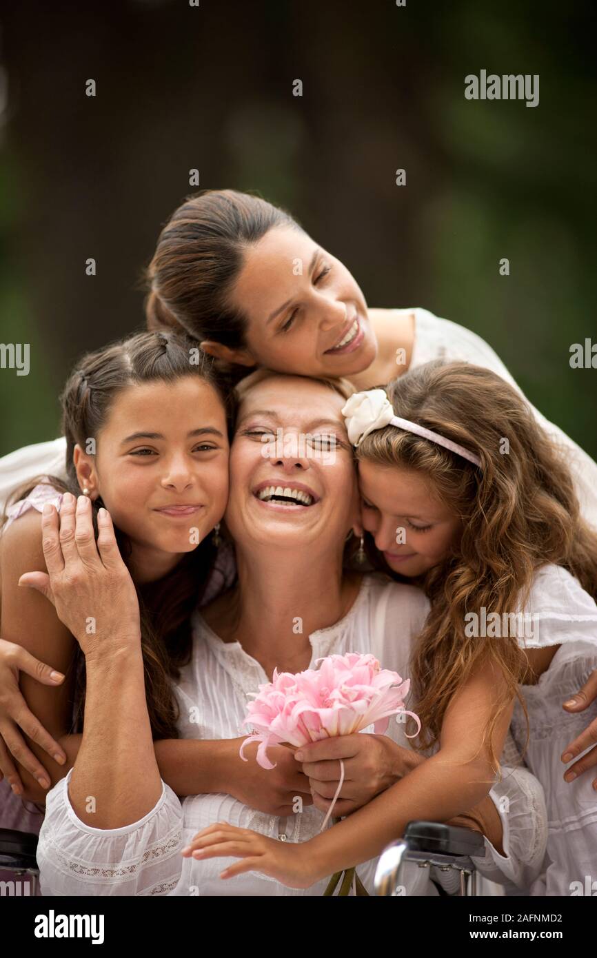 Multi-generazionale abbracciando la famiglia nonna. Foto Stock