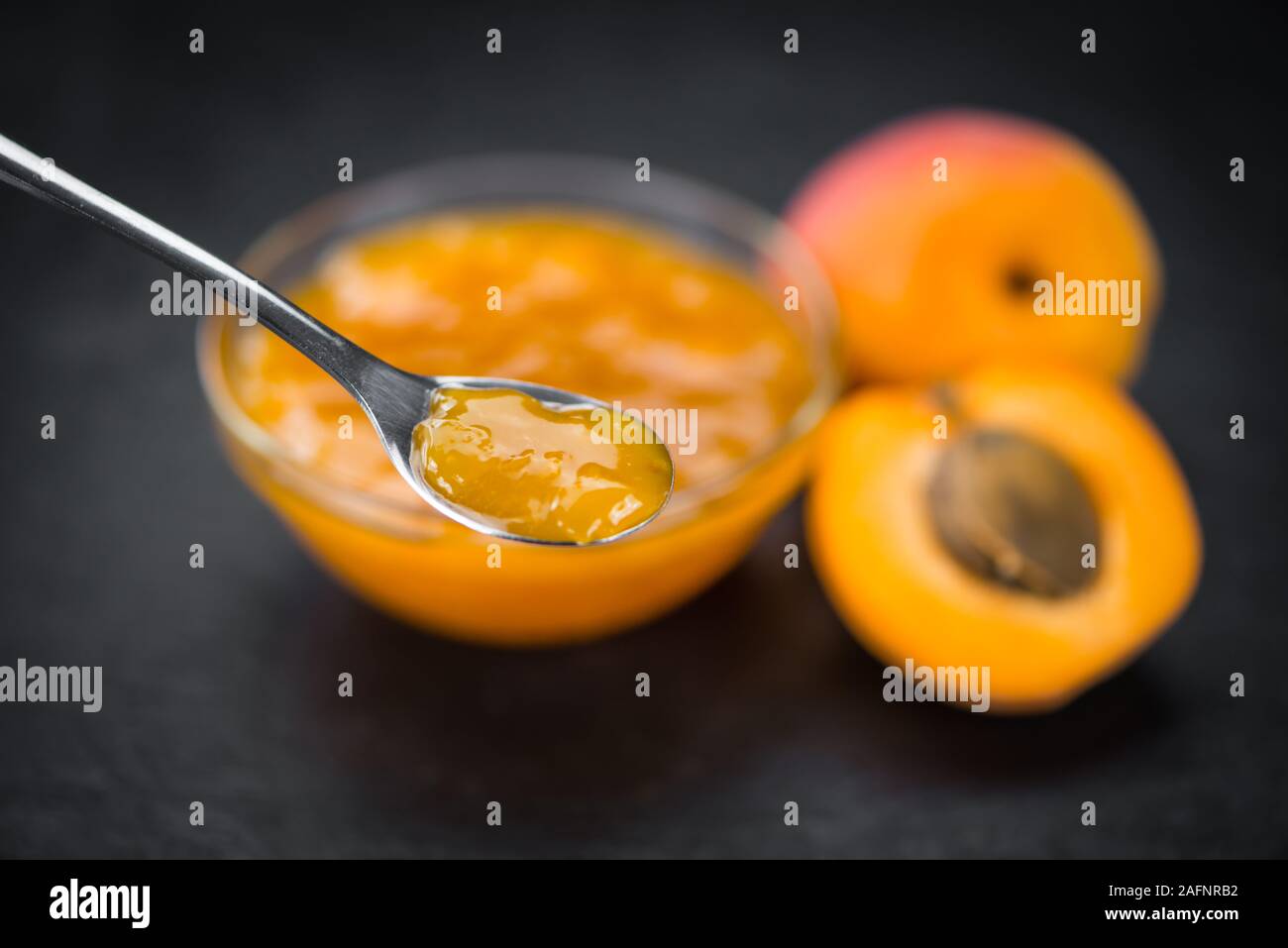 Alcuni marmellata di albicocca fatta in casa (messa a fuoco selettiva) come dettagliato di close-up shot Foto Stock