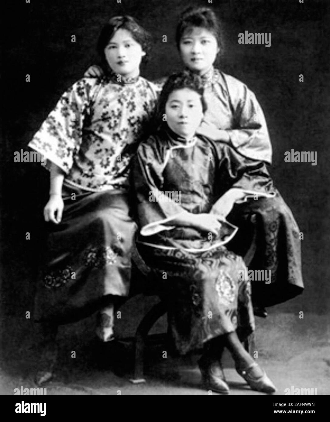Le tre sorelle Soong: Soong Ching Ling a sinistra, Soong Ai Ling in medio e Soong Mei Ling a destra. Il Soong sorelle erano tre di Shanghai le donne cinesi che sono stati, insieme ai loro mariti, tra la Cina del politico più significativo nelle figure degli inizi del XX secolo Foto Stock