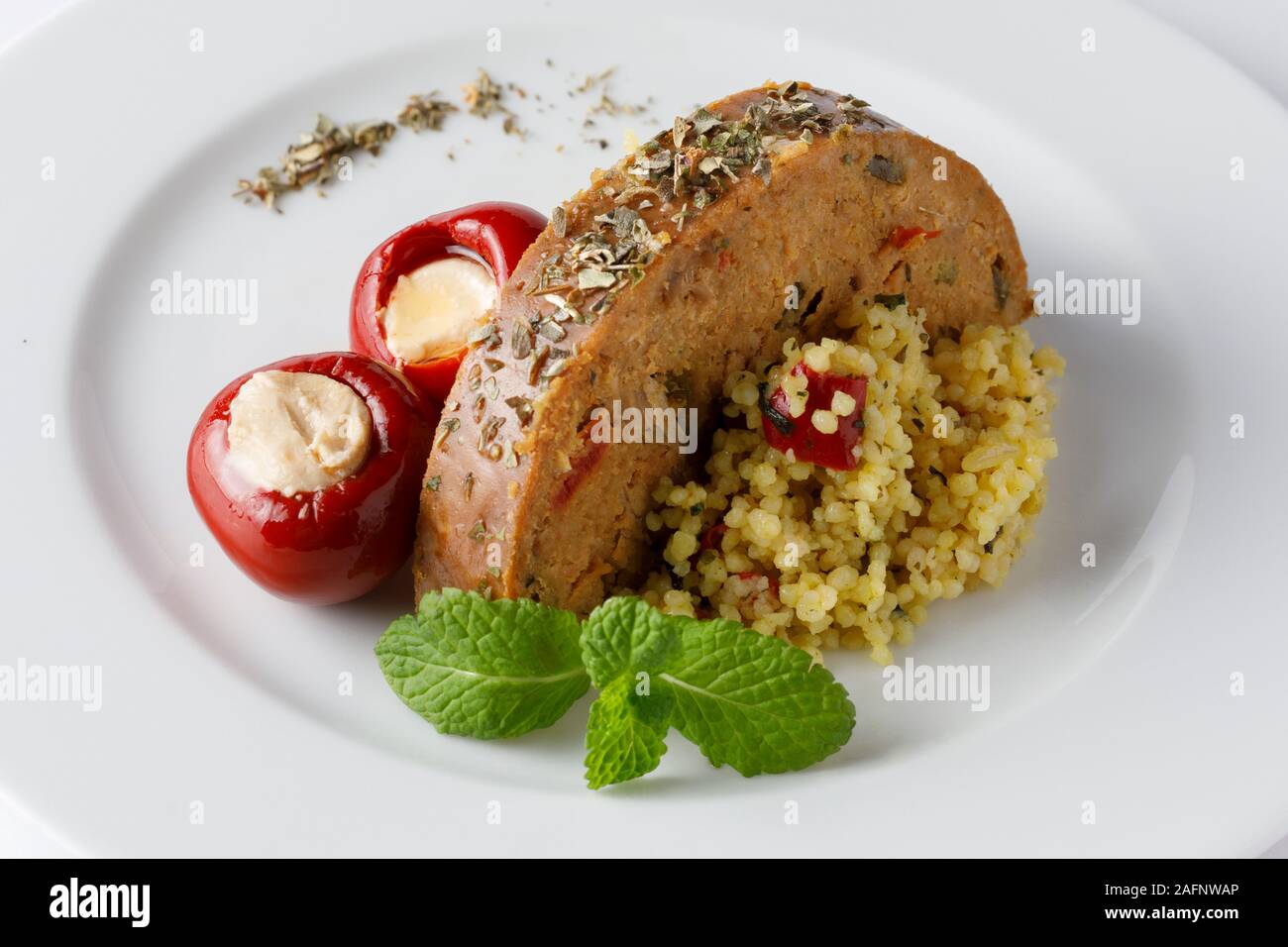 Vegano arrosto con insalata di quinoa e farcite peperone rosso Foto Stock