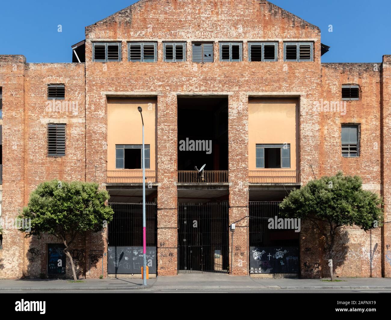 Il vecchio edificio di mattoni, abbandonati, nella parte anteriore del Cais do Valongo, nel centro di Rio de Janeiro, Brasile Foto Stock