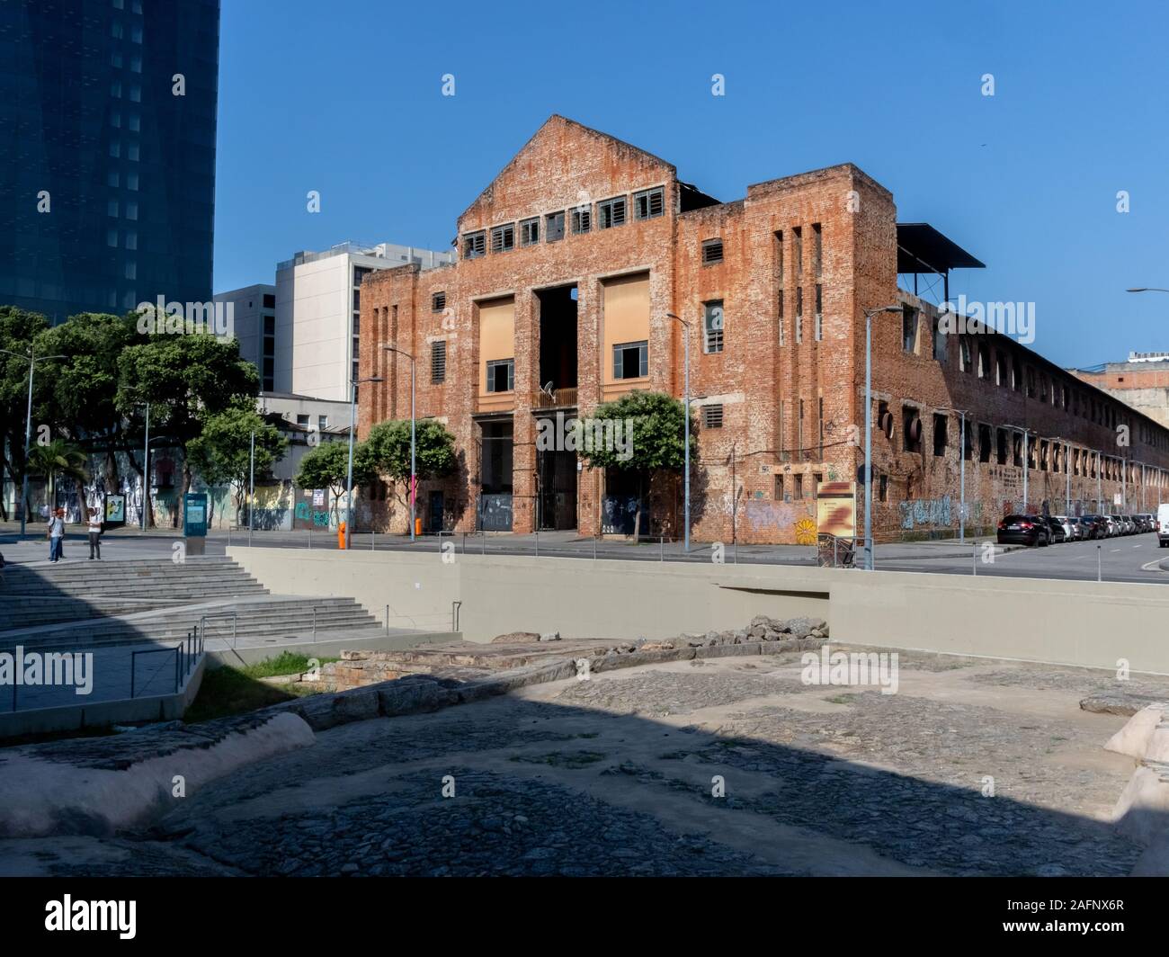Il vecchio edificio di mattoni, abbandonati, nella parte anteriore del Cais do Valongo, nel centro di Rio de Janeiro, Brasile Foto Stock