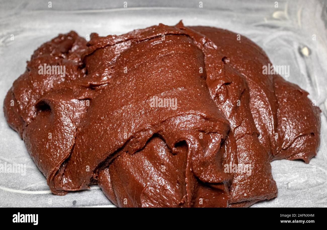 Brownie al cioccolato impasto in forma con la farina in background, Rio de Janeiro, Brasile Foto Stock