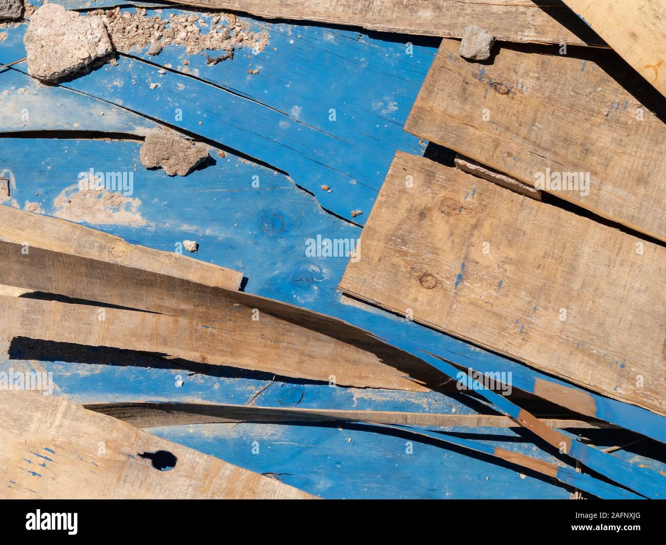 Legno compensato, legno dipinto di blu, rotte, macchiata e abbandonati, Paquetá, Rio de Janeiro, Brasile Foto Stock