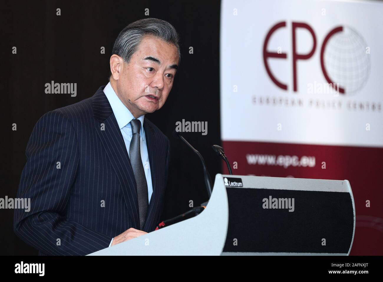 Bruxelles, Belgio. Xvi Dec, 2019. Cinese il consigliere di Stato e Ministro degli Esteri Wang Yi offre un discorso in occasione di un evento ospitato dal Centro di politica europea, un think tank, a Bruxelles, Belgio, del 16 dicembre, 2019. Credito: Zheng Huansong/Xinhua/Alamy Live News Foto Stock